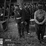 تصویری از یک اسیر عثمانی در حال ادای آخرین نماز حیاتش قبل از اعدام در حالیکه سربازان بلغار در حال آماده کردن طناب چوبه دار هستند.

جنگ بالکان دوم؛ ۱۹۱۳ 