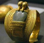 آیا تا به حال دستبند رامسس دوم را دیده بودید؟

دستبندی تمام طلا با سنگ تزئینی روی آن، قدمت این دستبند به  ۲ قرن قبل میلاد بازمیگردد.

#مصر_باستان 
