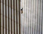 یکی از مشهورترین عکس های حمله ۱۱ سپتامبر به برج های دو قلو