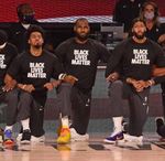 لیگ بسکتبال NBA پس از بیش از 5 ماه وقفه امروز در حالی در شهر اورلاندو آغاز شد که بازیکنان نسبت به زندگی سیاهپوستان با زانو زدن بر زمین در هنگام پخش سرود و با به تن داشتن پیراهن "زندگی سیاه‌پوستان ارزشمند است"  ادای احترام کردند.