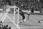آیا گل سوم انگلیس به آلمان در فینال جان جهانی 1966 درست بود؟