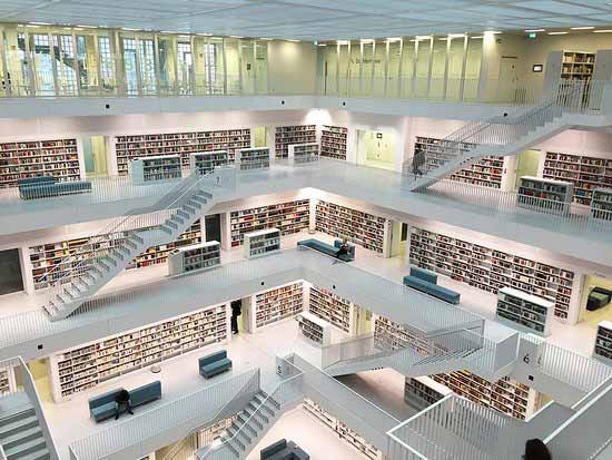 اینجا کتابخانه مدرن و به‌روز شهر اشتوتگارت آلمان 