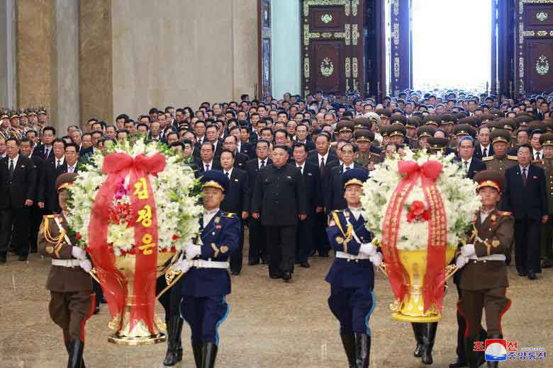 ادای احترام رهبر کره شمالی به مقبره کیم ایل سونگ 