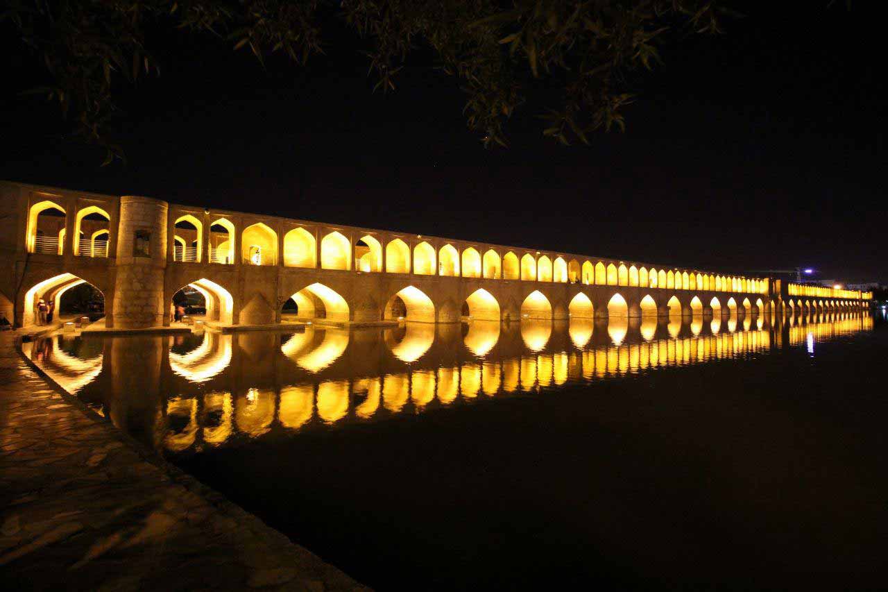 پل تاریخی سی‌‌وسه پل اصفهان در آغوش رودخانه زایند