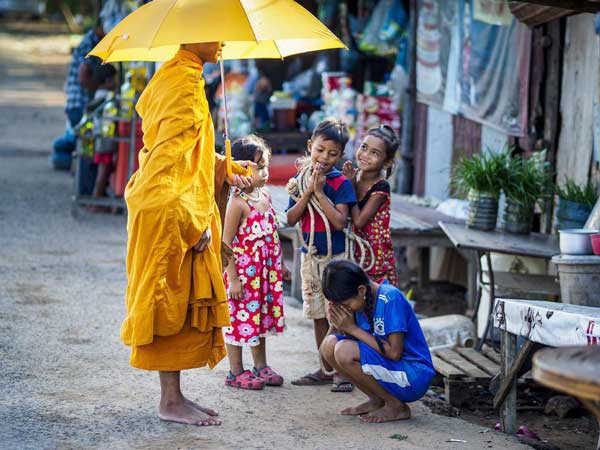 احترام کودکان کامبوجی به راهبان بودایی در یک اردو