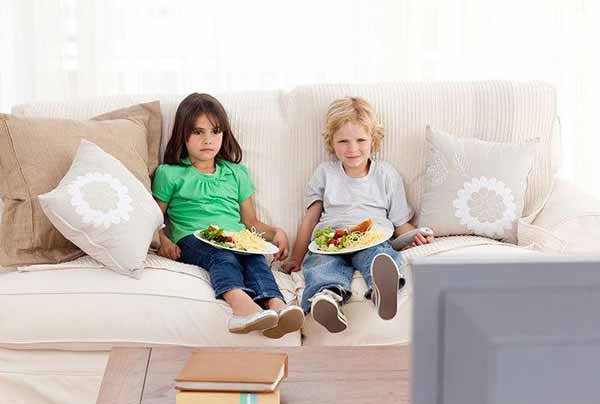 اجازه ندهید کودک در مقابل تلوزیون غذا بخورد چون د