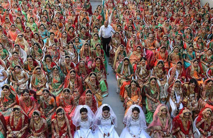 ازدواج دسته‌جمعی 250 دختر یتیم هندی با هزینه یک ت