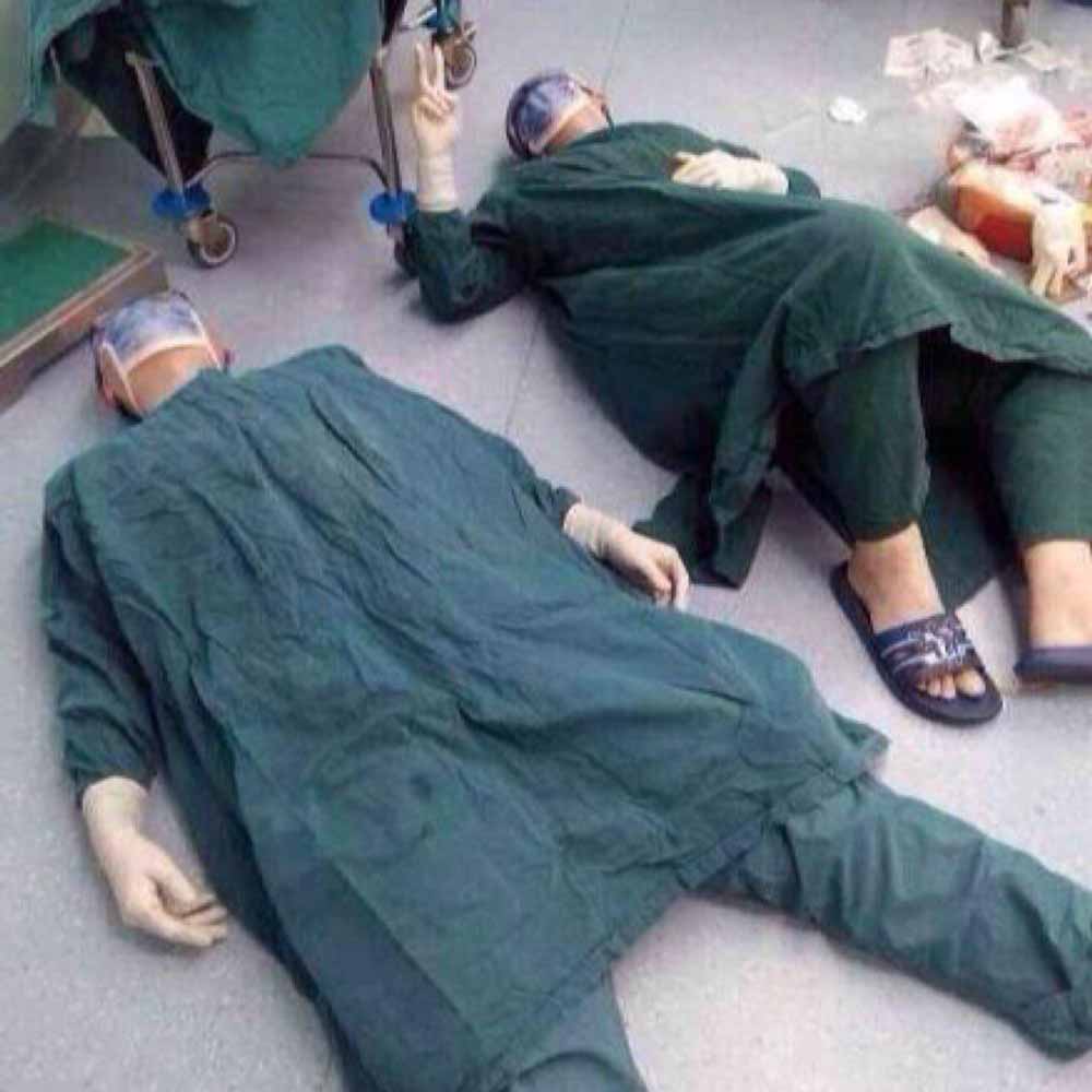این تصویر دو جراح مغز چینی را پس از اتمام موفقیت 