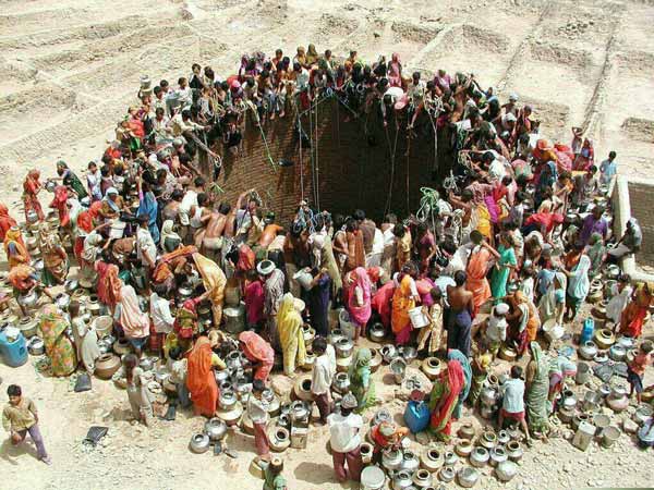 کشیدن آب از چاه در گاجارات هند هندوستان 
