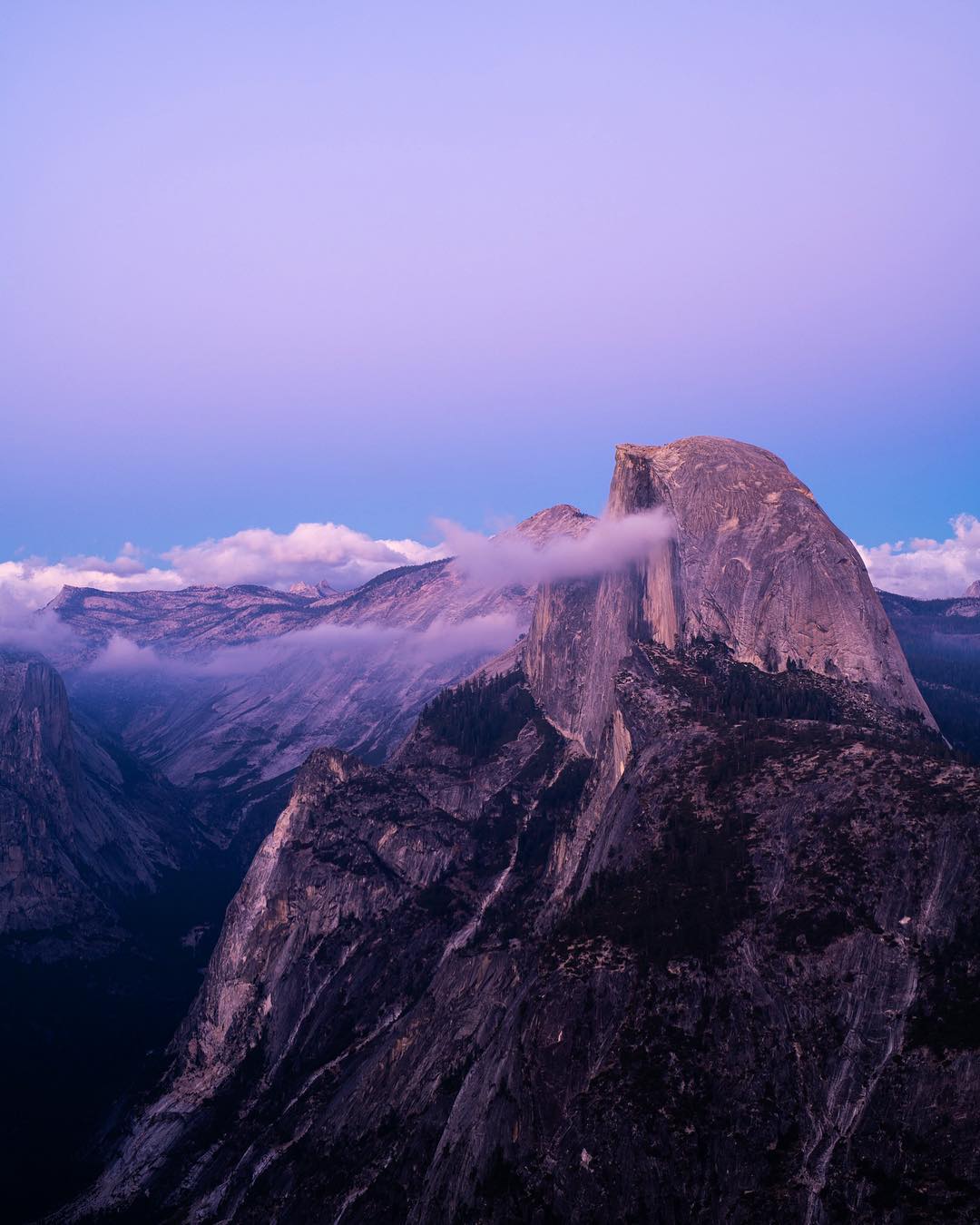 نیم گنبد Half Dome و کمی ابر در یخچال طبیعی Glaci