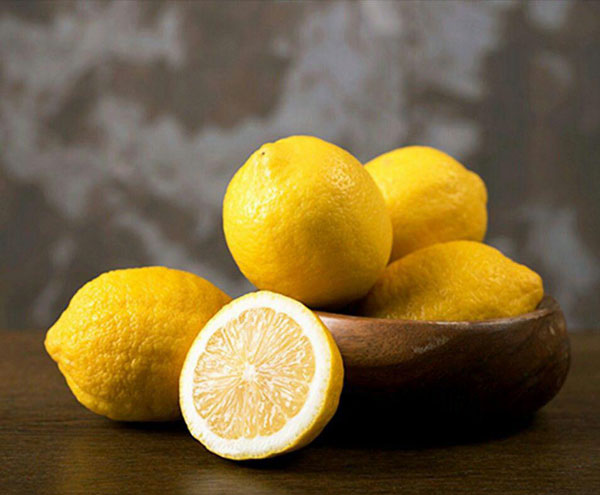کمی آب لیمو در یخچال بگذارید تا بوهای بد را جذب ک