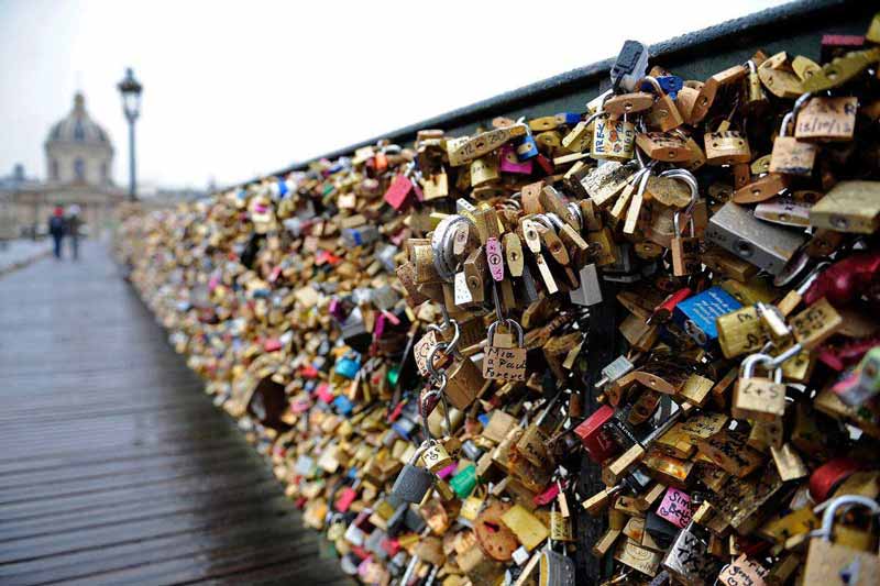 پل عشق در پاریس مردم قفل را به پل بسته و کلید آن 