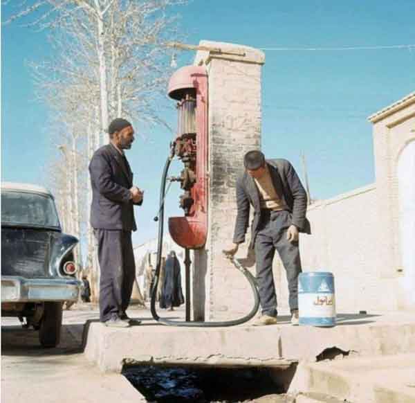 عکس جالب از سکوهای پمپ بنزین کنار خیابان دهه ۴۰  