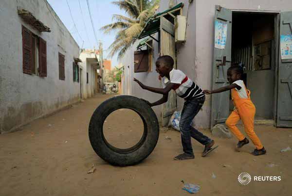 بازی کودکان با تایر در داکا پایتخت سنگال غرب آفری