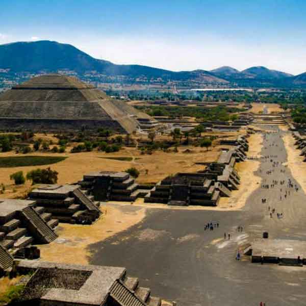 تئوتیئواکان مکان باستانی در مکزیک و در لغت به معن