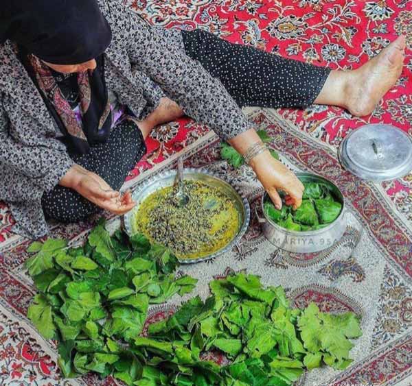 در خانه ی ما زنی هست تِکه تِکه دستهایش در آشپزخان