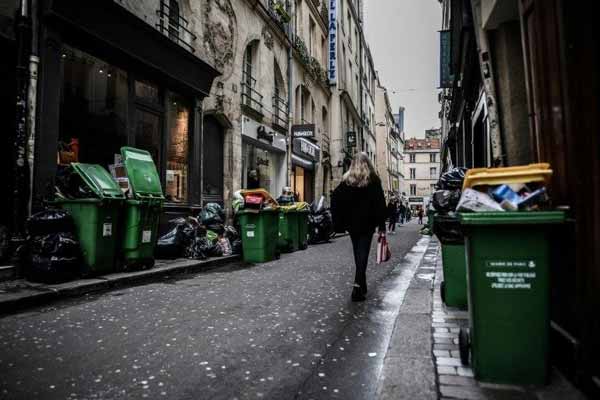 در اثر اعتصاب کارکنان شهرداری، زباله‌ها در شهر پا