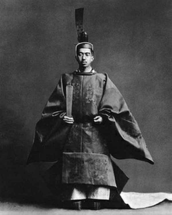 تا قبل از پایان جنگ جهانی دوم ، امپراتور ژاپن خدا