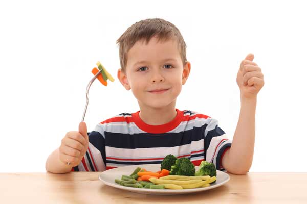 غذا خوردن مستقل به کودک حس استقلال می دهد  والدین