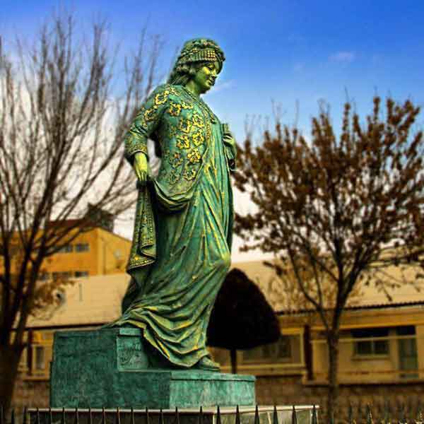 نخستین بانوی تاریخ‌ نگار جهان ایرانی است مستوره ا
