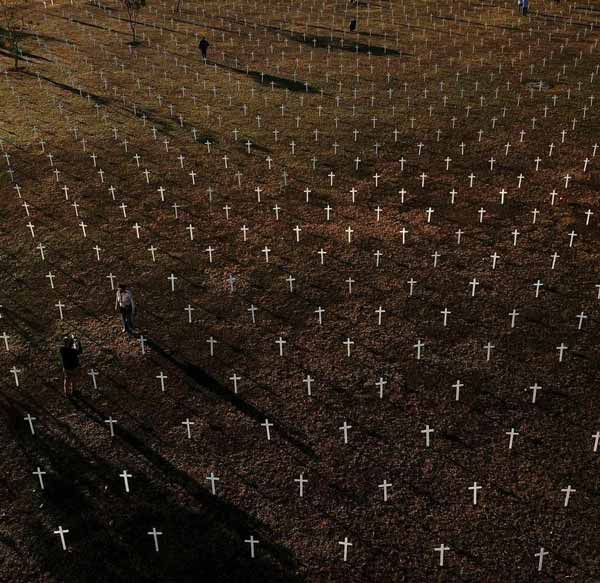 نصب 1000 صلیب در مقابل ساختمان کنگره ملی برزیل به