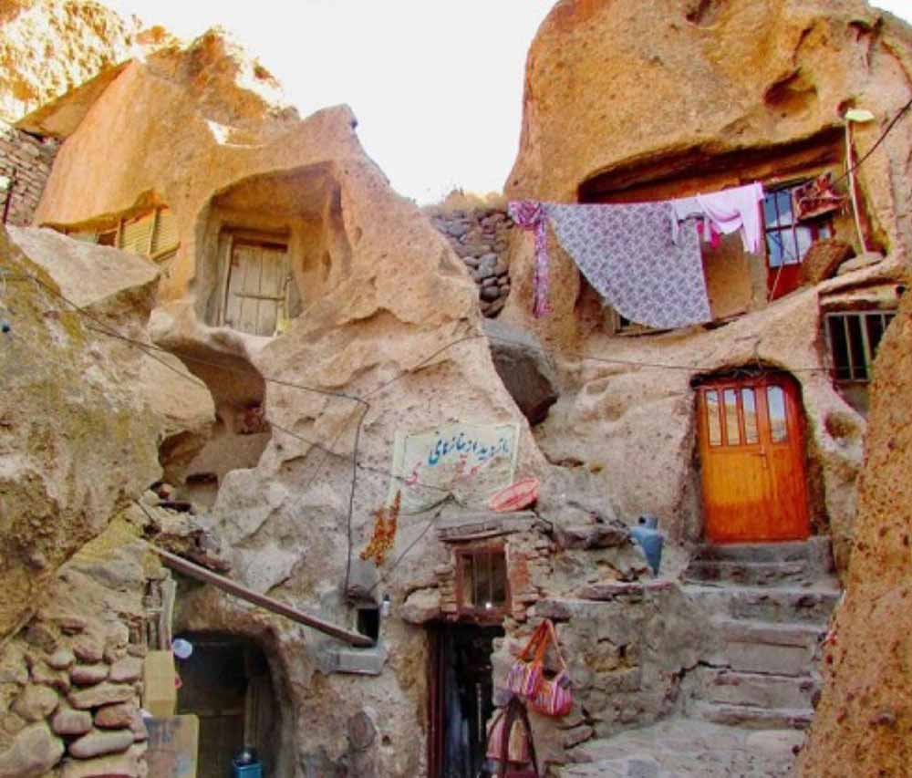 روستای کندوان از توابع شهرستان اسکو در دامنه کوه 