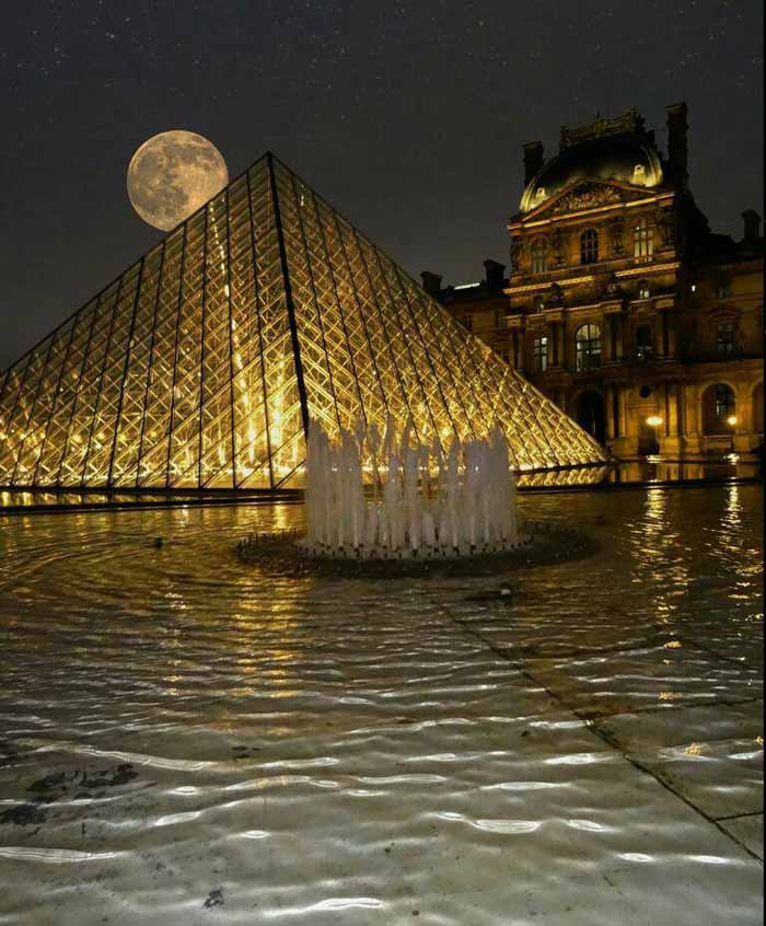 موزه لوور در مرکز پاریس قرار دارد بیش از ۳۵ هزار 