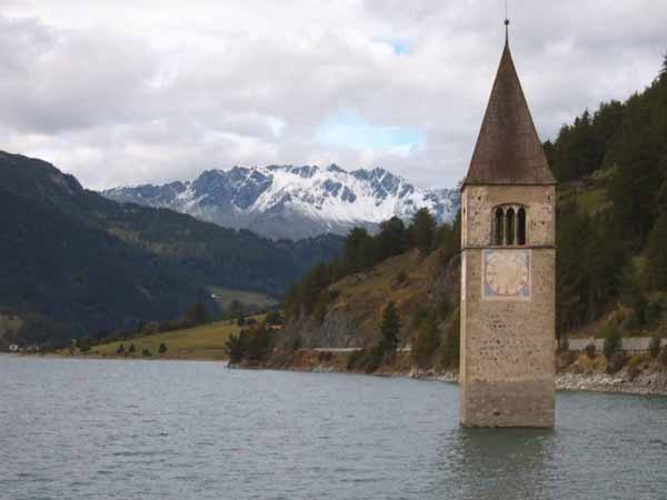 یک برج مربوط به دوران قرون وسطی قرن 14 در دریاچه 