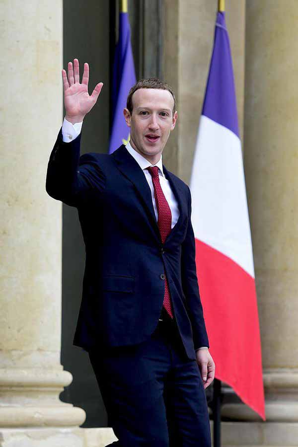 مارک زاکربرگ مدیر عامل فیسبوک در حال ترک کاخ الیز