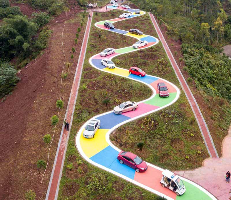 جاده رنگارنگ، مارپیچ و شیب دار در شهر چانگ کویئنگ