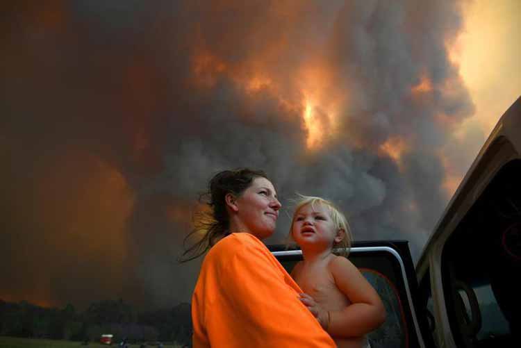 فرار خانواده‌ها از آتش سوزی گسترده جنگلی در استرا