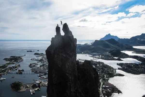 در کشور نروژ و شهر بندری اسلوائر، دو صخره شاخی شک