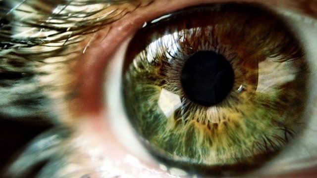 میزان ضرر نور تلفن همراه روی چشم چقدر است؟