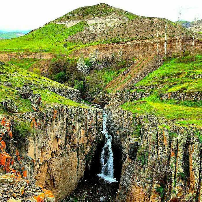 آبشار چالاچوخور شهرستان گرمی در نزدیکی اردبیل و د