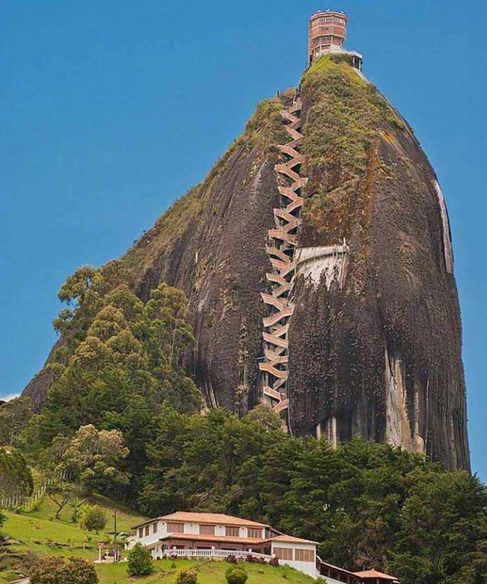 صخره دل پنول در کلمبیا با 649 پله برای رسیدن به ب