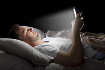 مضرات استفاده از موبایل در رختخواب نور گوشی موجب 