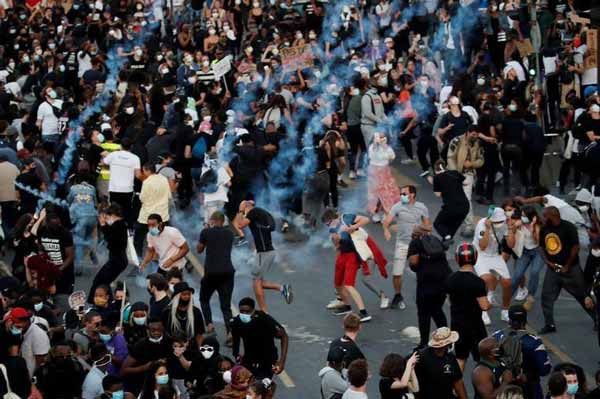 استفاده پلیس فرانسه از گاز اشک‌آور برای متفرق کرد