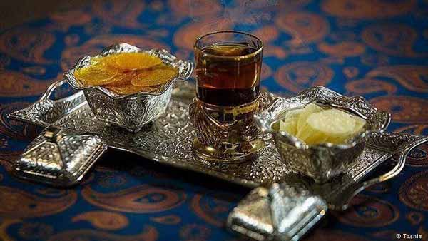 این چای اصفهانیه با سینی نقره و دو نوع پولکی و نب