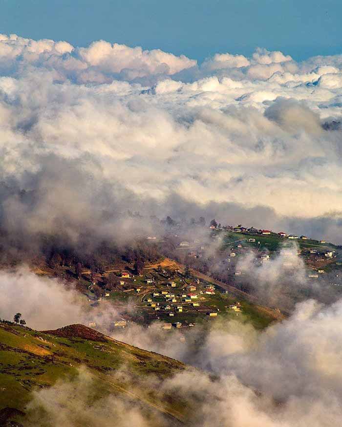 خانه های ییلاقی محاصره شده در ابر، ارتفاعات سوبات