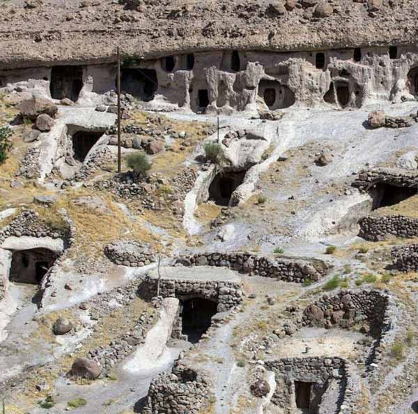روستای‌ دست کند میمند کرمان با قدمت پیش از تاریخ 