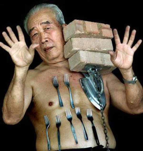 این مرد چینی قادر است تمام اشیاء فلزی را به بدن خ