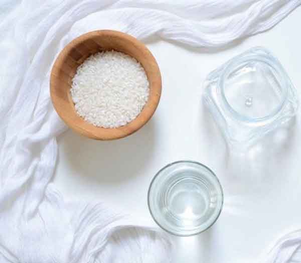 آب برنج سرشار از مواد مغذیه که برای پوست و مو مفی