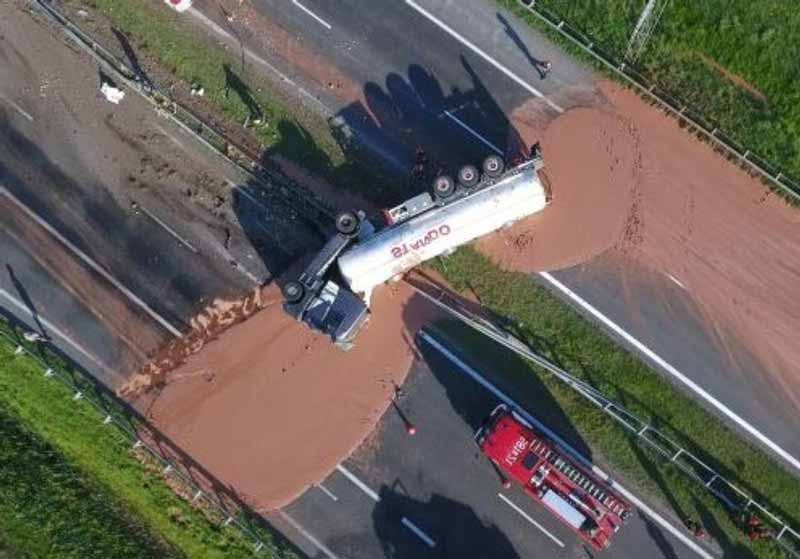 بزرگراه شکلاتی در لهستان  واژگونی کامیونی پر از ش