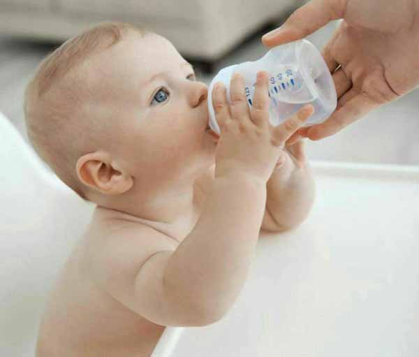 مادران عزیز بدانند در 6 ماه اول نوشاندن آب زیاد ب