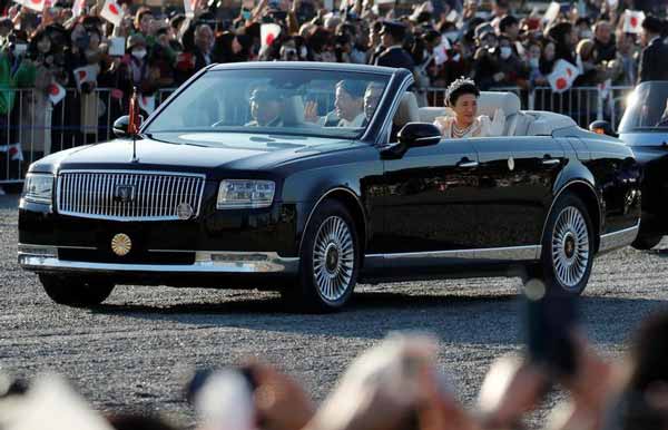 امپراتور جدید ژاپن ناروهیتو و همسرش در مراسم جشن 