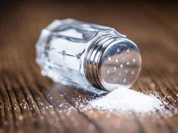 علائمی که نشان از مصرف زیاد نمک دارد  دهانتان خشک