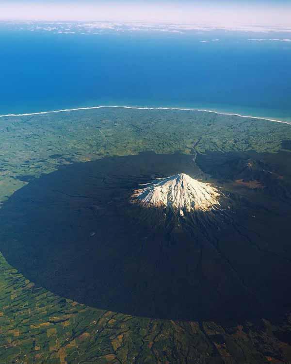 کوه تاراناکی  نیوزلند   این کوه آتشفشانی به دلیل 