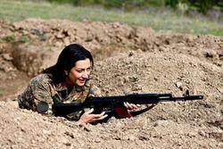 عکسی جالب از همسر نخست وزیر ارمنستان در لباس جنگ