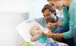 بالا آوردن شیر نوزاد | نشانه ها، علل و درمان استف