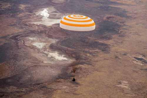 فرود کپسول فضاپیمای سایوز روسی حامل 3 فضانورد آمر
